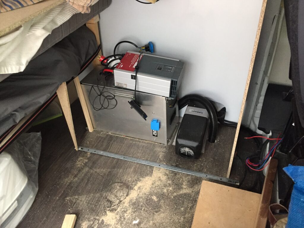 Im Schrank Batterie und Heizung