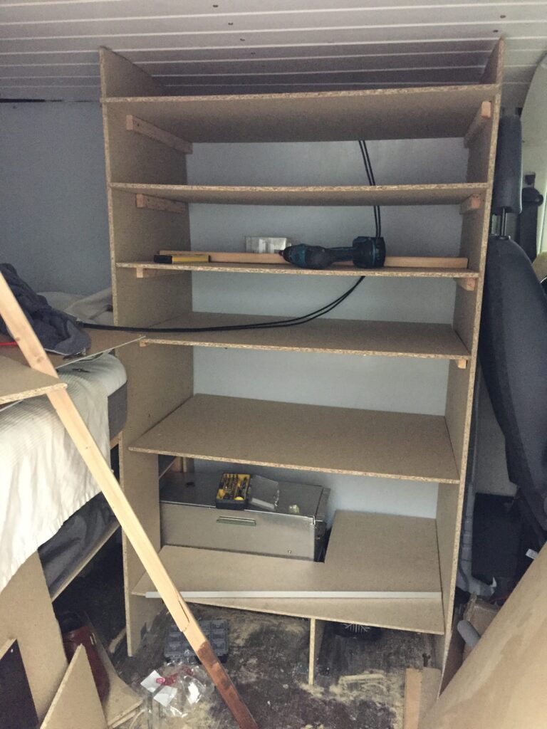 Schrank im Van am Anfang