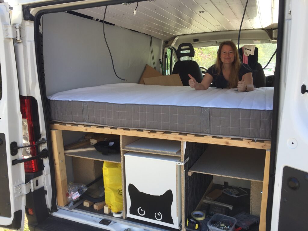 Bett mit Matratze und Van Garage